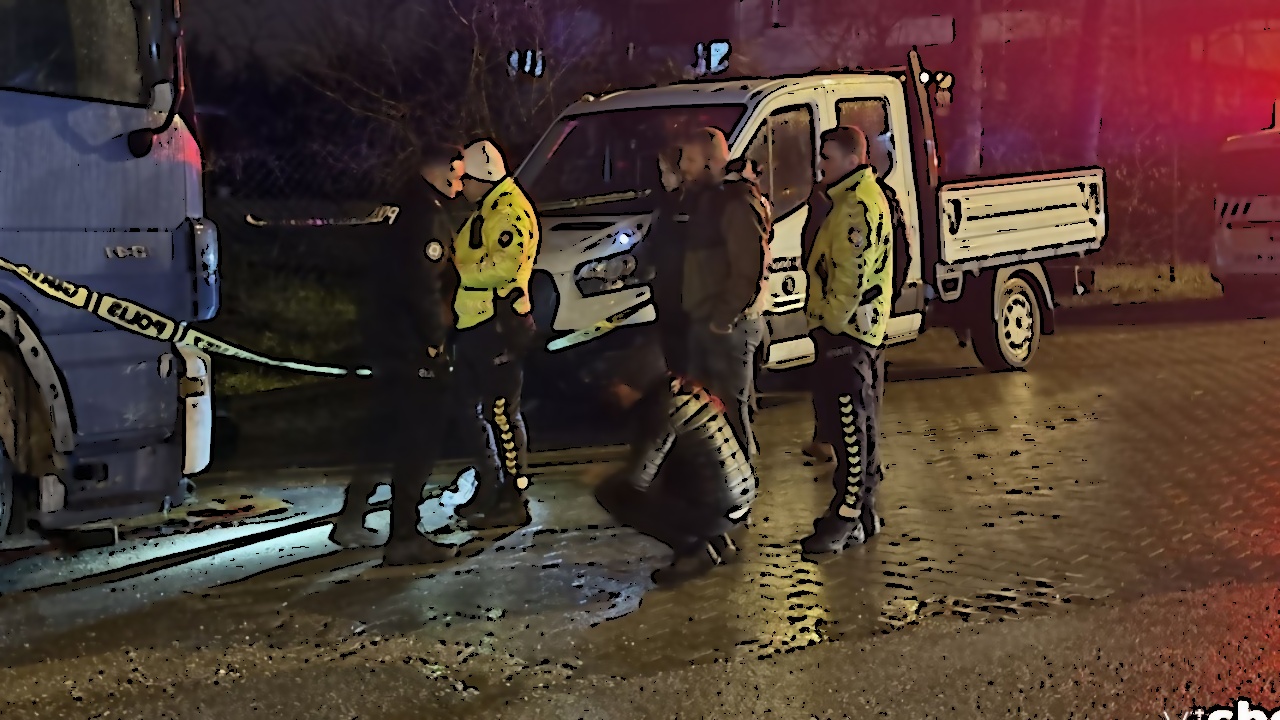 Hendek'te TIR Tamiri Sırasında Feci Kaza: Oğul Sıkıştı, Baba Kurtardı